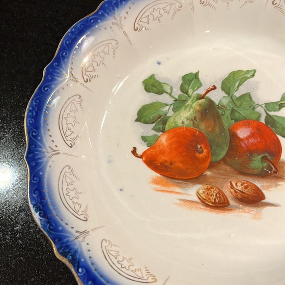 Vintage Flow Blue Bowl with 6 matching fruit bowls. Gold trim and fruit motif. - Picture 10 of 16